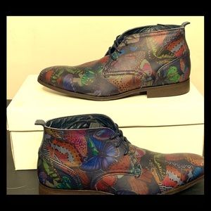 Black Leather w/floral design Steve Madden shoes